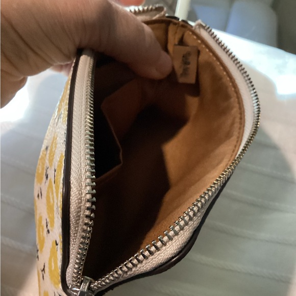 COACH CREAM & Buttercup LEATHER TOP ZIP WRISTLET. NWT - Picture 6 of 8